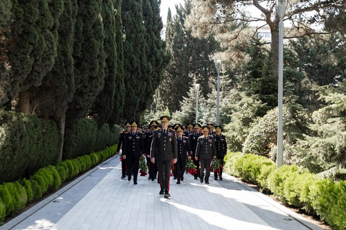 DİN-in şəxsi heyəti Ulu Öndər Heydər Əliyevin məzarını ziyarət edib - FOTO